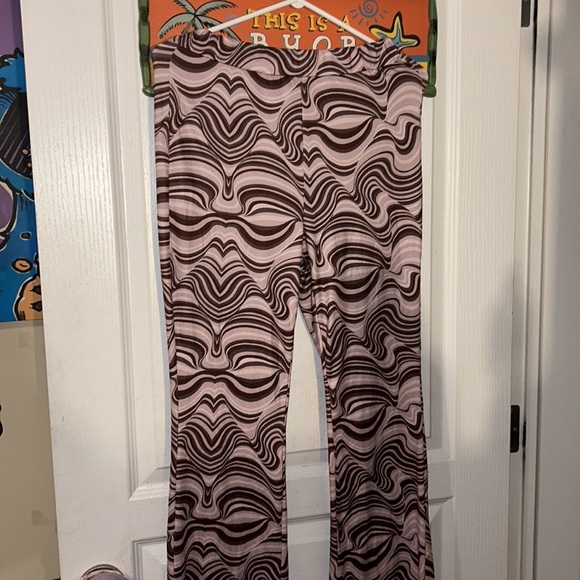 🩵3/$20🩵 TRIPPY PATTERN BROWN AND MAUVE FLARE STRETCHY HIGH WAISTED DANCE PANTS - Picture 4 of 7